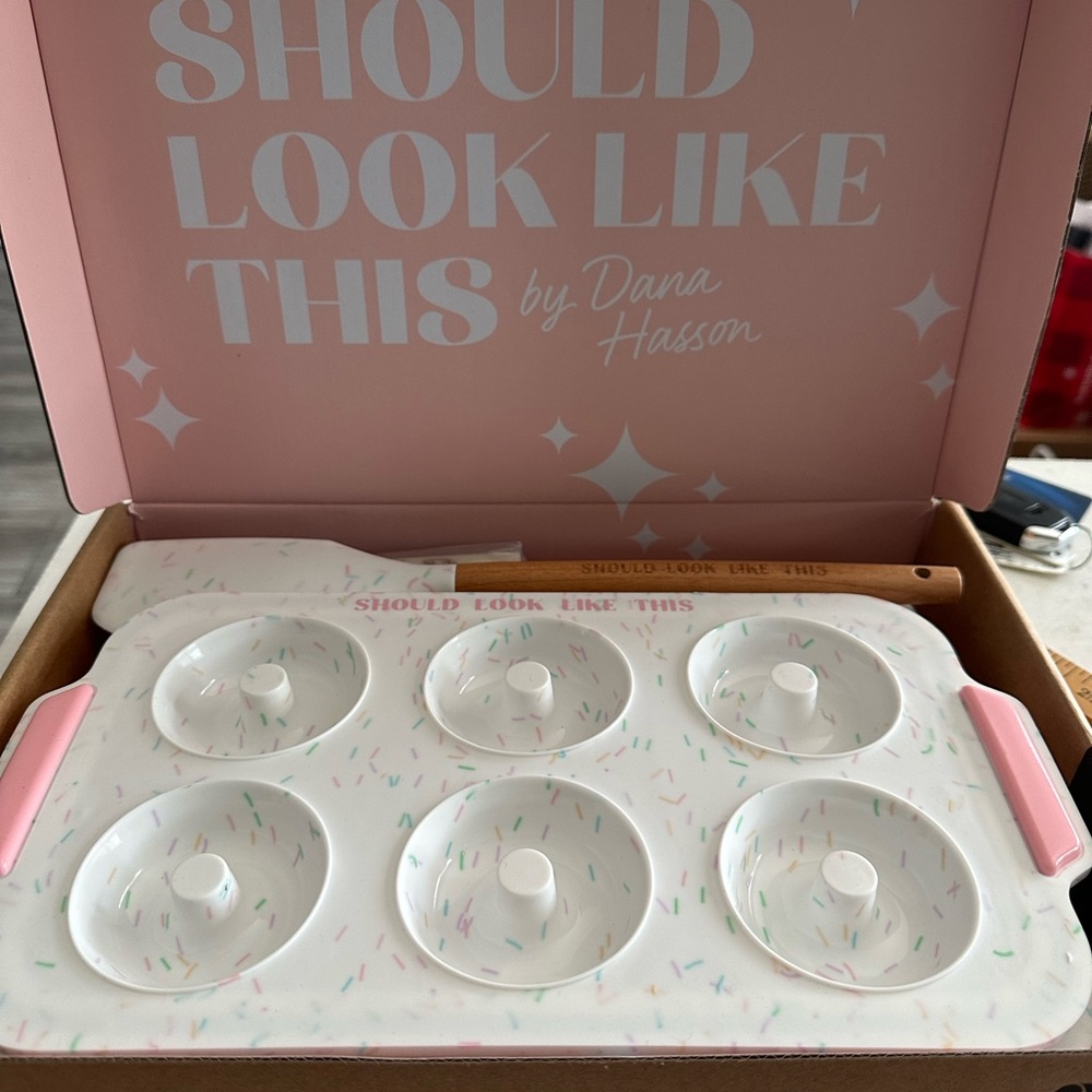 SILICON BAKING KIT FOR KIDS. NWT. Muffin, doughnut pans and spatula